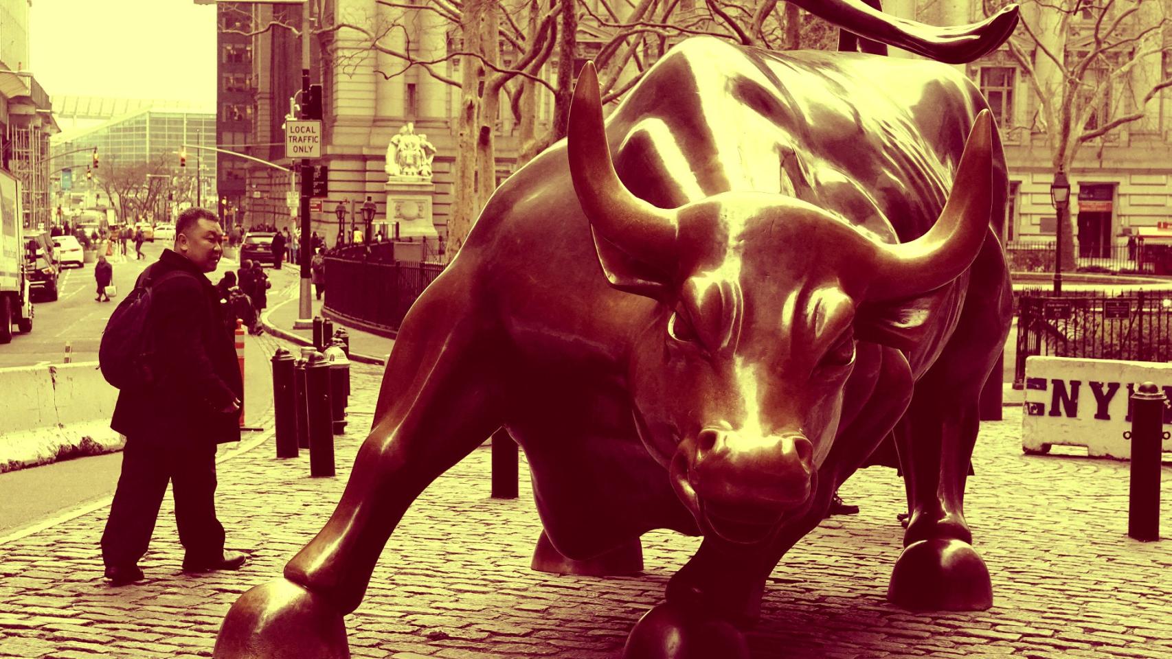 Estatua del Toro de Wall Street en Nueva York, Estados Unidos.