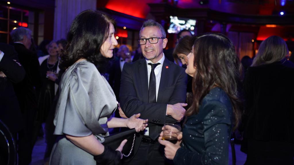 Invitados a la gala en el cóctel.