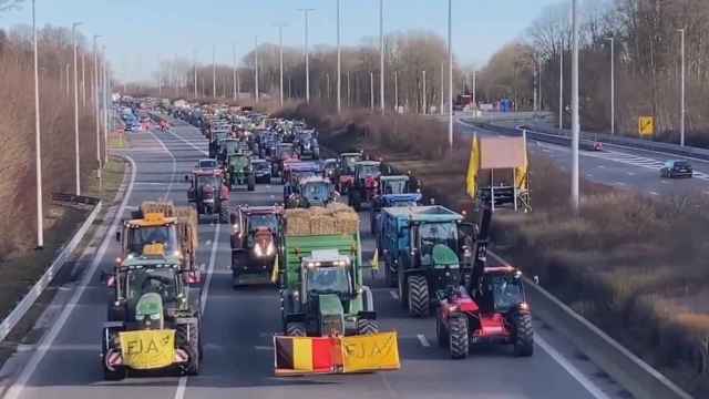 Agricultores protestan en dirección a París.
