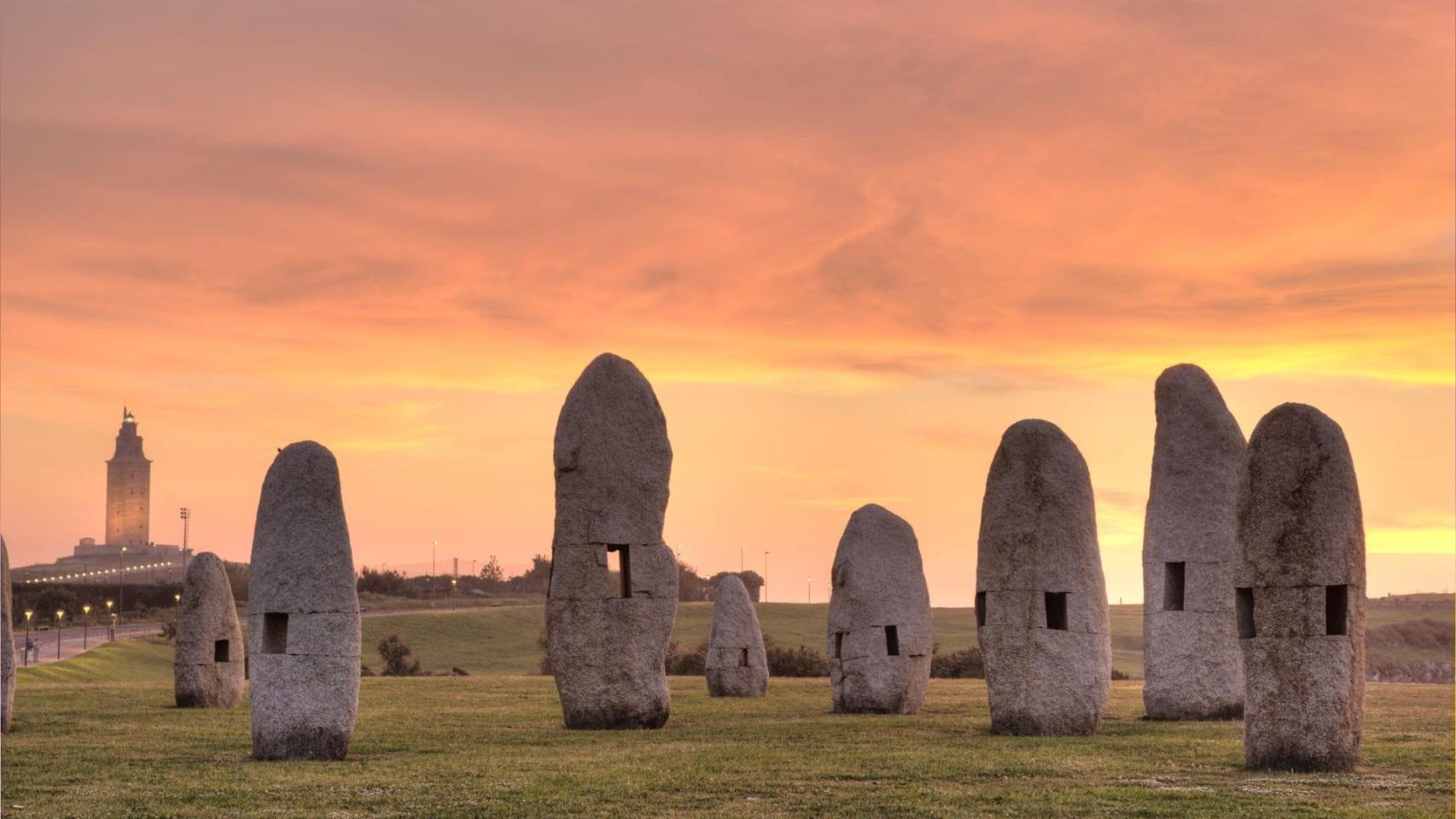 Los menhires de A Coruña y la Torre de Hércules detrás