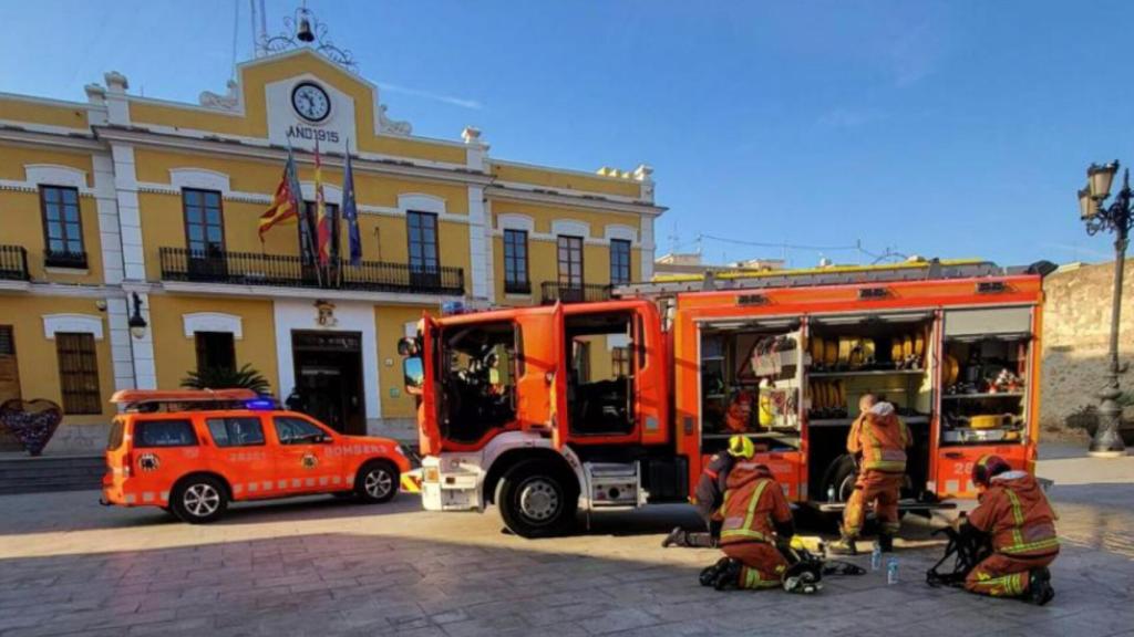Camión de Bomberos frente al Ayuntamiento de Burjassot. CBV