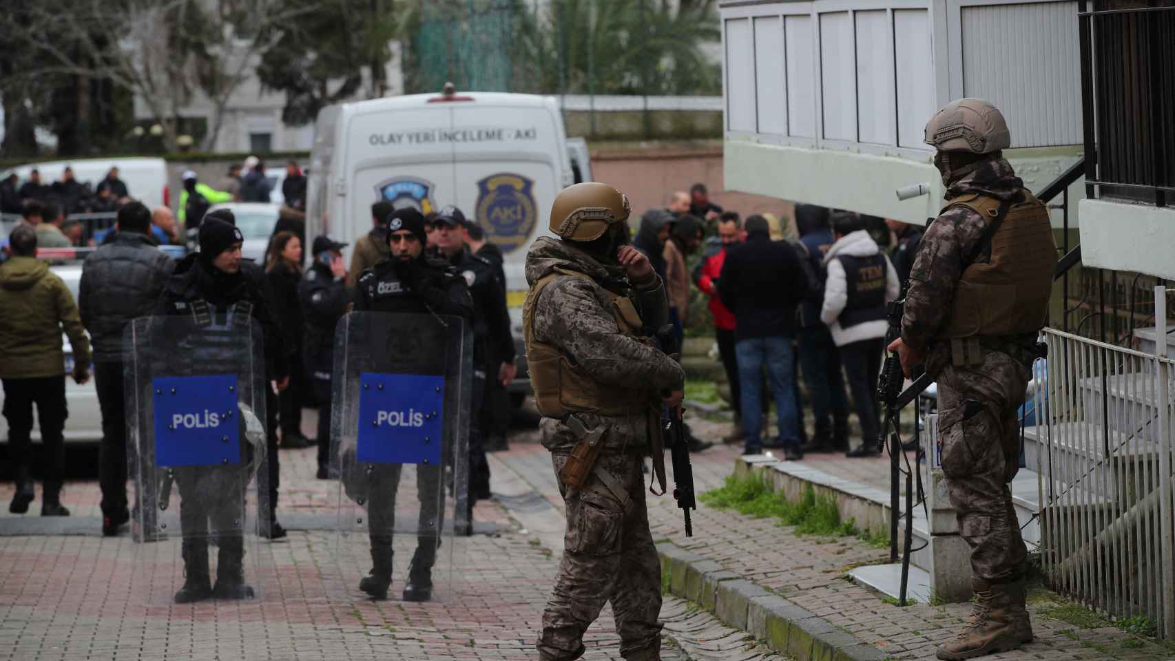 La policía turca, frente a la iglesia católica de Santa María, en Estambul.