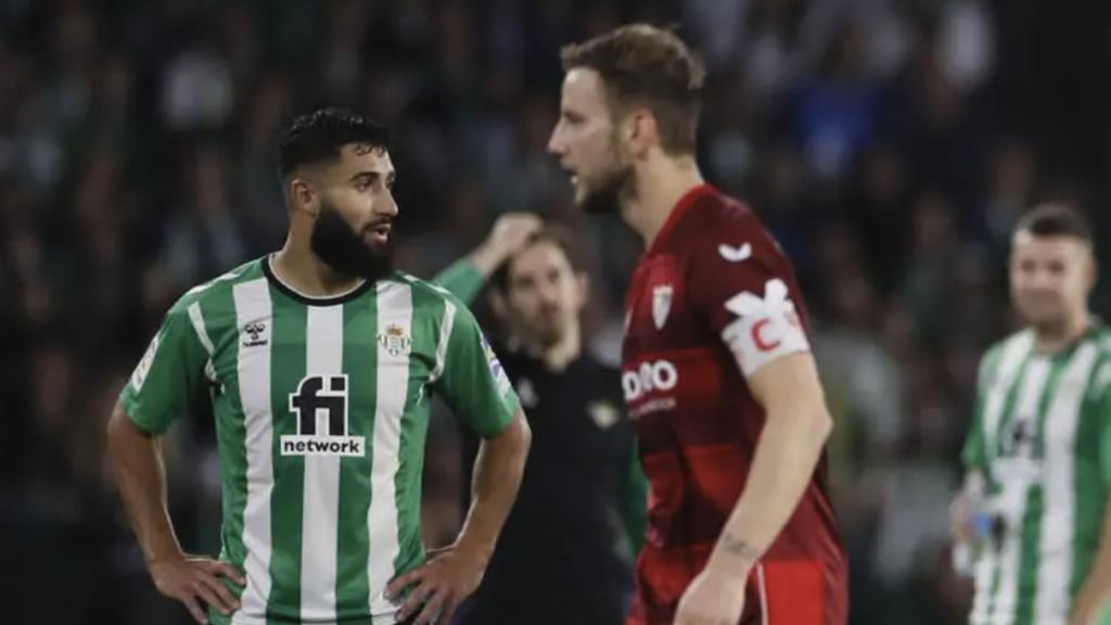 Fekir y Rakitic, durante un derbi entre Betis y Sevilla