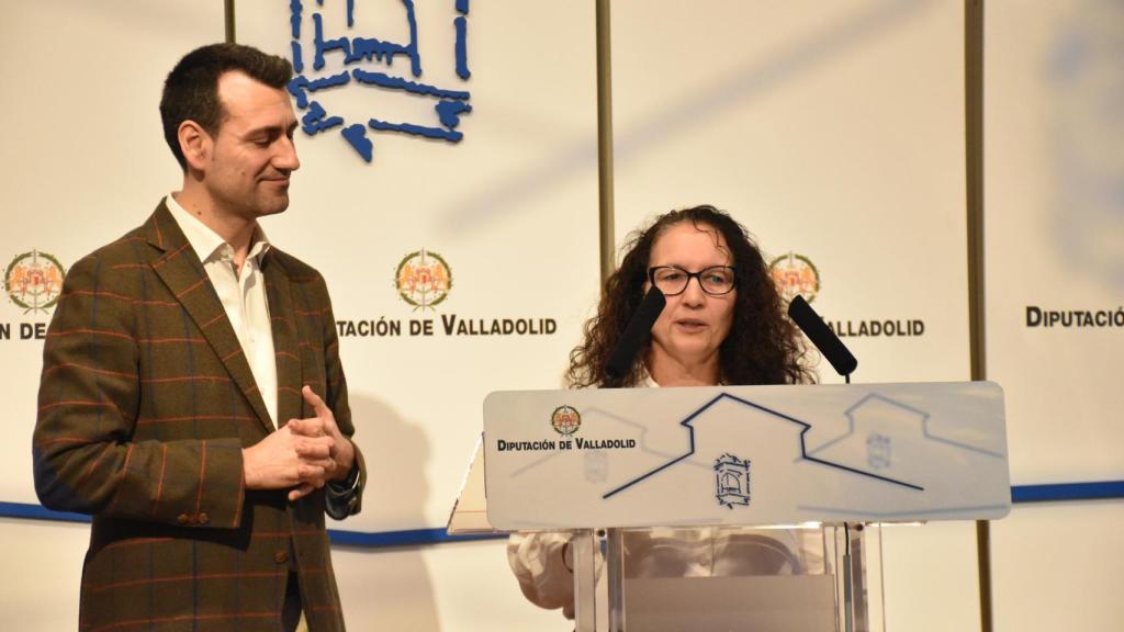 La alcaldesa de Mucientes, Ana Belén Prieto, junto al diputado David Esteban en la presentación
