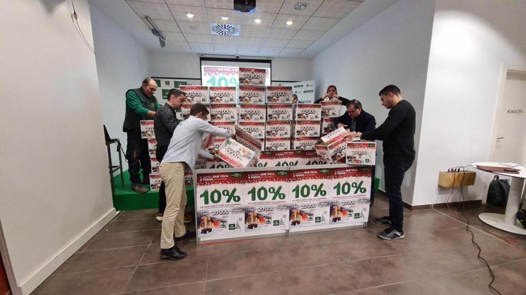 Apertura de las cajas de las papeletas del sorteo de Caja Rural de Zamora