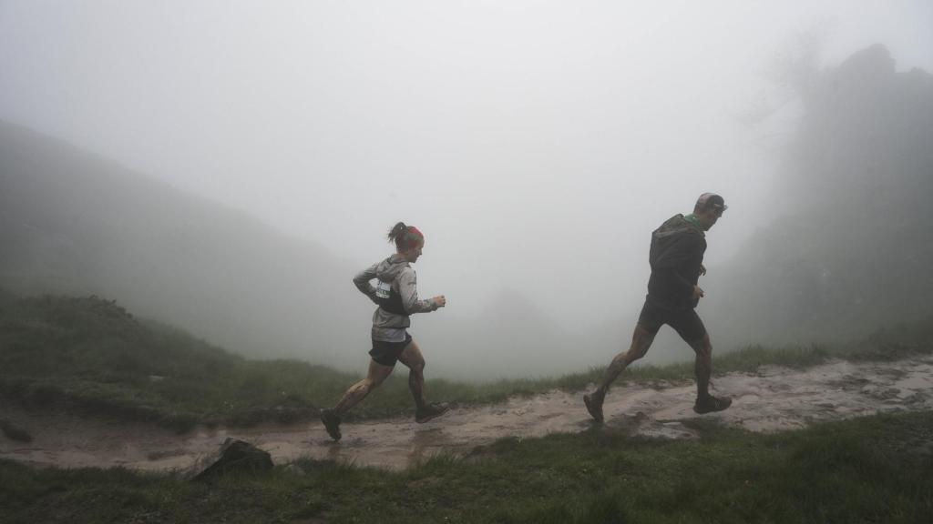 Una mujer y un hombre durante una carrera de montaña.