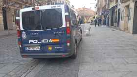 Vehículos de la Policía Nacional en una calle de Salamanca