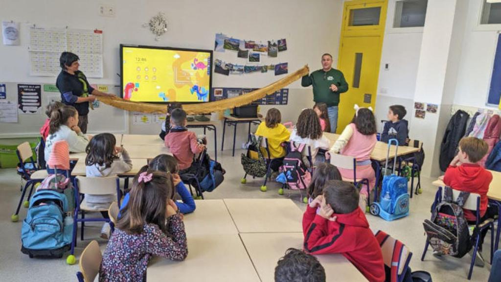 Los especialistas de Terra Natura muestran la muda de una serpiente a los niños.