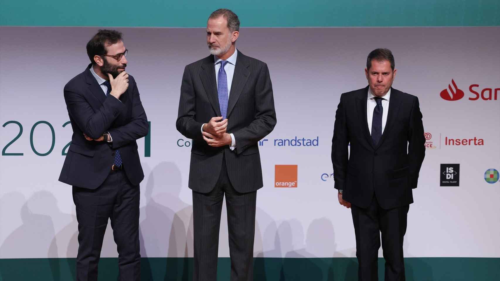 (I-D) El ministro de Economía, Comercio y Empresa, Carlos Cuerpo; el Rey Felipe VI y el presidente de Cepyme, Gerardo Cuerva.