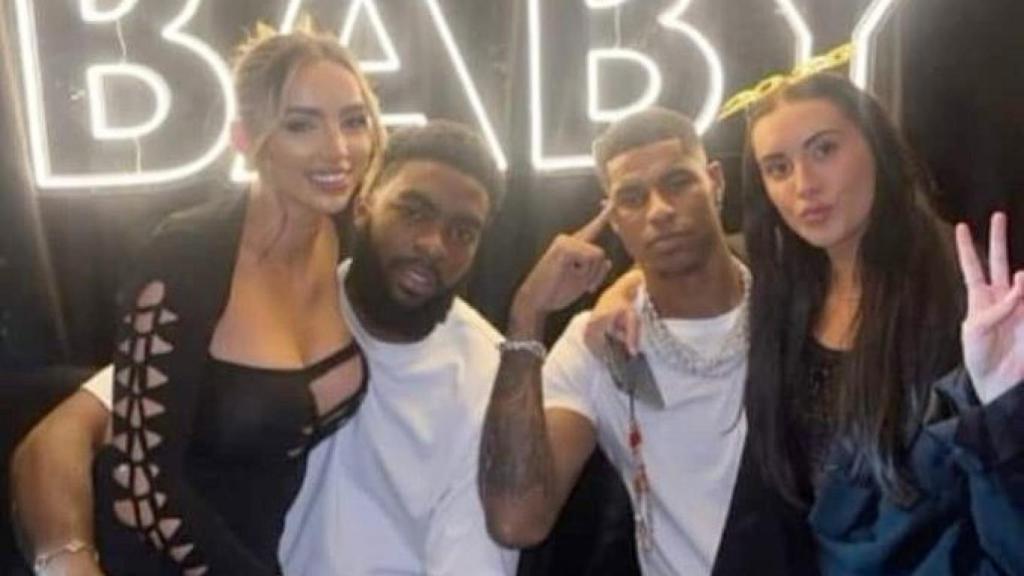 Marcus Rashford, junto a su amigo de fiesta.