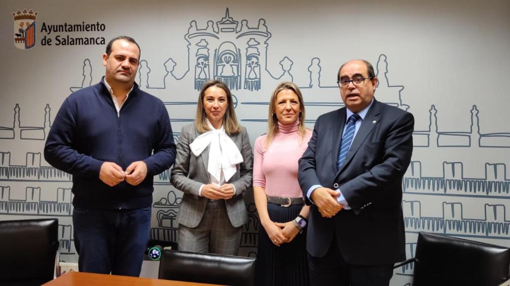 El alcalde de Santa Marta, David Mingo, ha mantenido esta mañana un encuentro con Fernando Rodríguez y María José Coca, concejales de Hacienda y de Contrataciones y de Medio Ambiente del Ayuntamiento de Salamanca