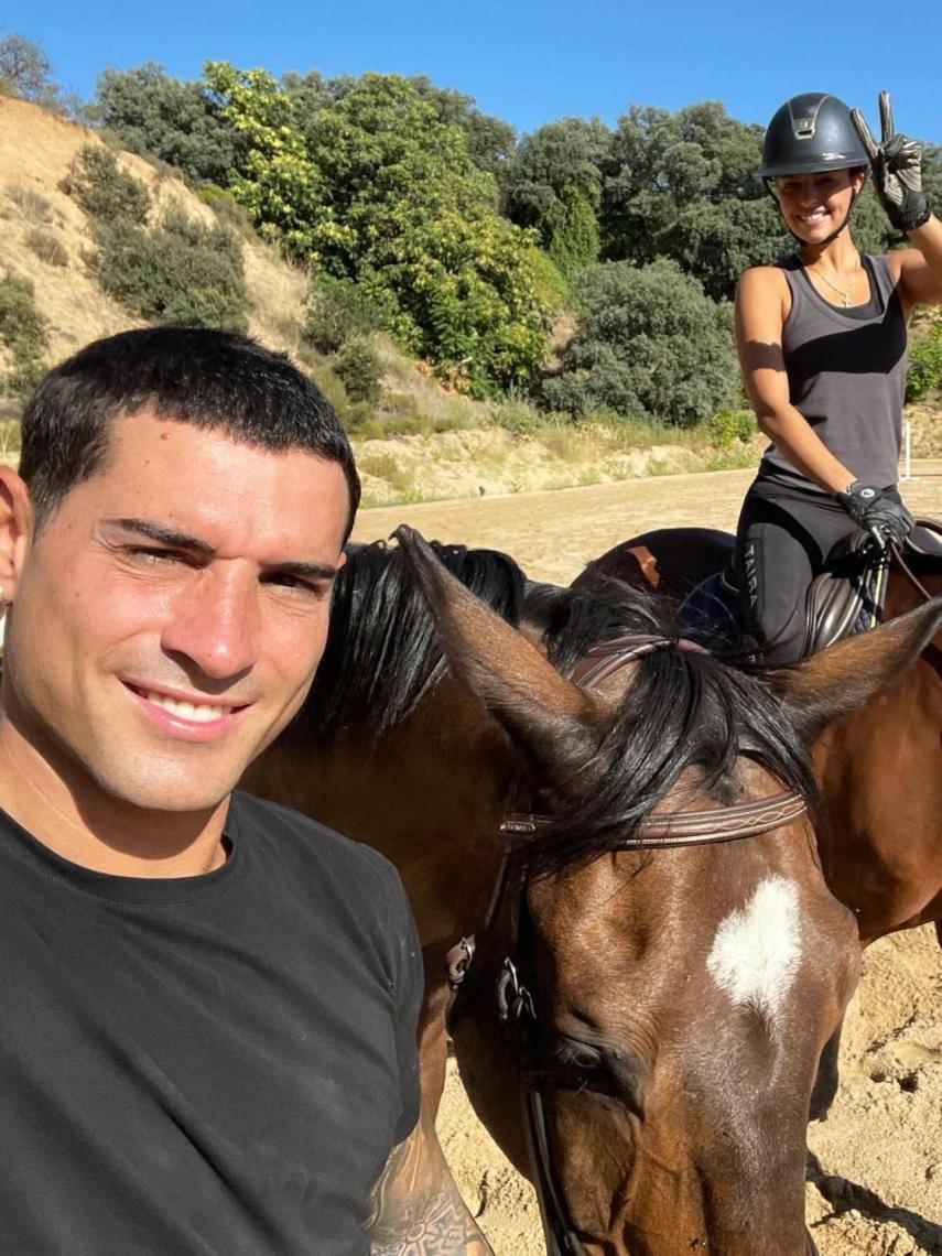 Álvaro Ruiz y Mariana, montando a caballo.