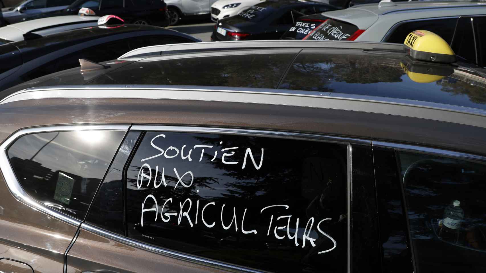 Apoyo a los agricultores, se lee sobre la ventanilla de un taxi, este lunes en Niza.