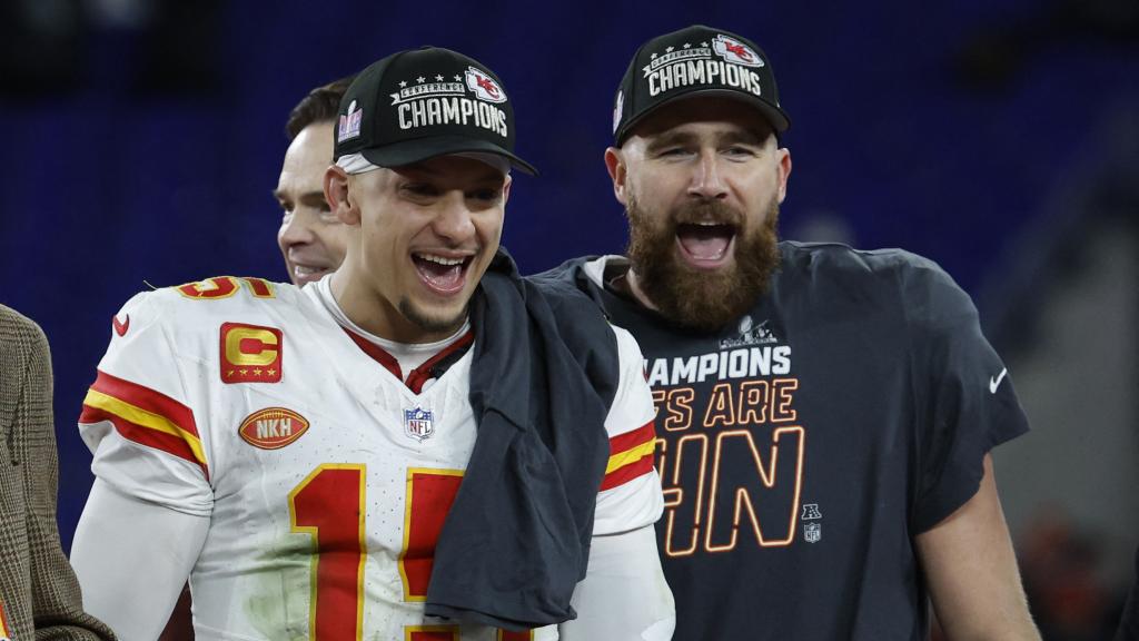 Patrick Mahomes y Travis Kelce celebran la victoria de los Chiefs frente a los Ravens.