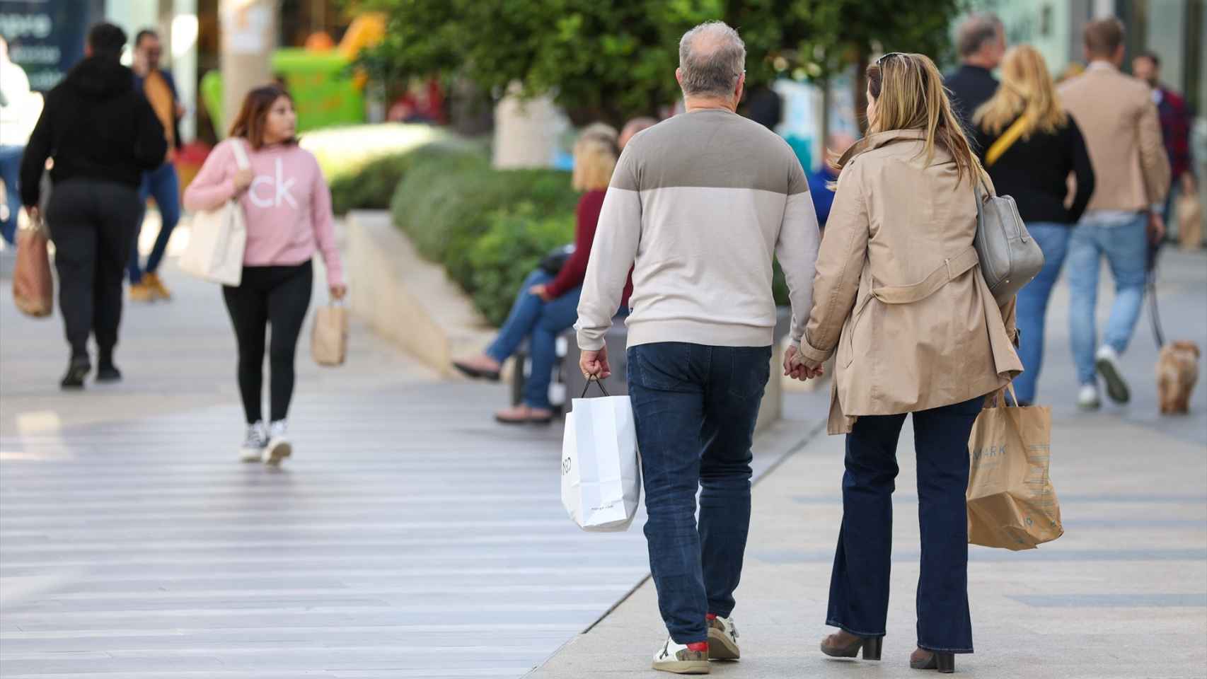Personas de compras en Mallorca.