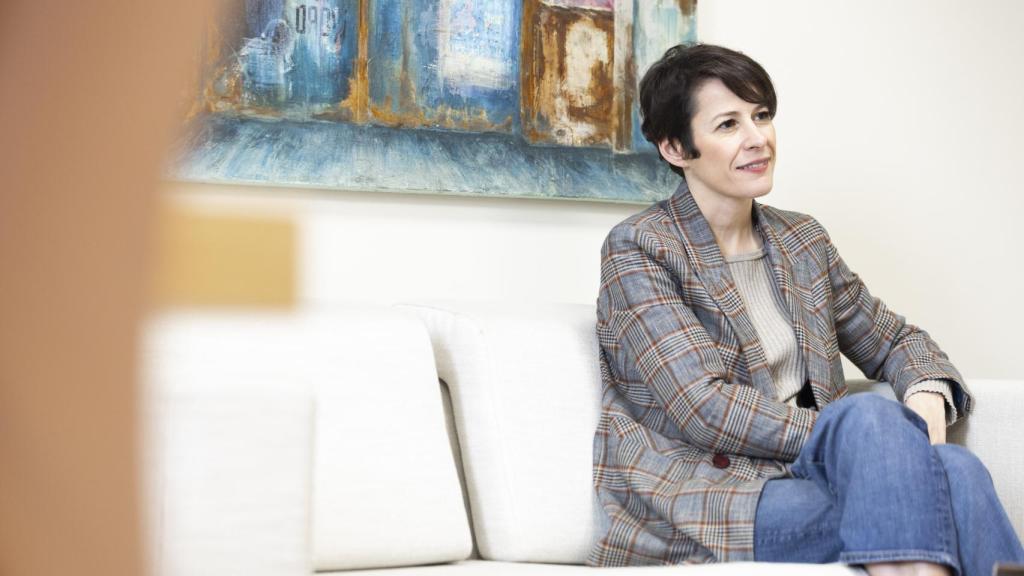 La candidata del BNG a la Presidencia de la Xunta de Galicia, Ana Pontón, en los pasillos del Parlamento de Galicia.