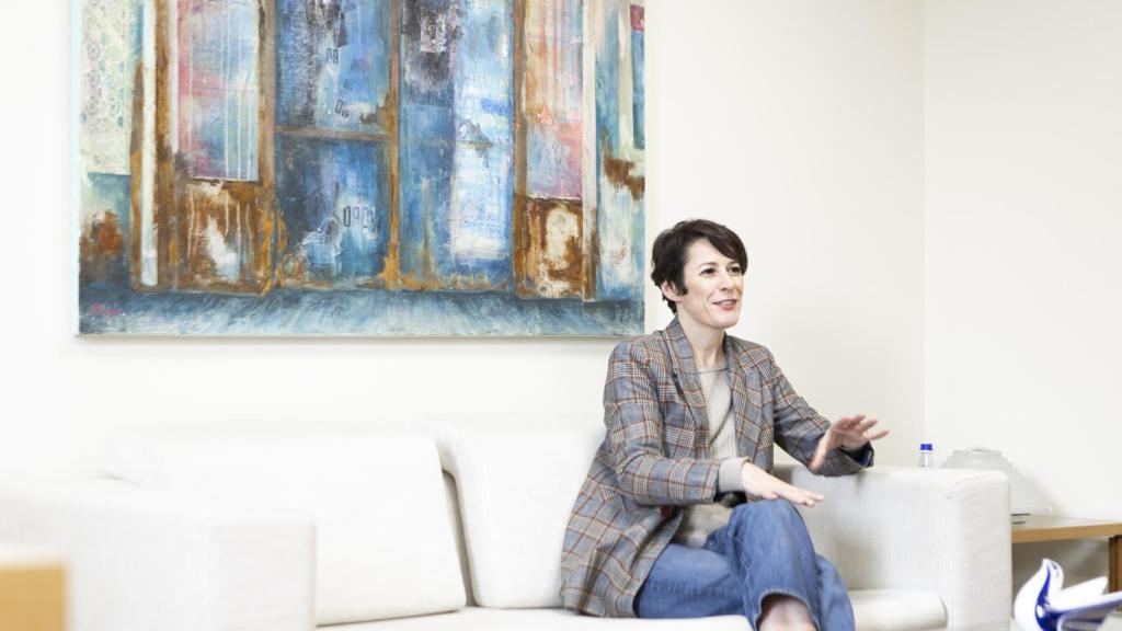 La candidata del BNG a la Presidencia de la Xunta de Galicia, Ana Pontón, en los pasillos del Parlamento de Galicia.