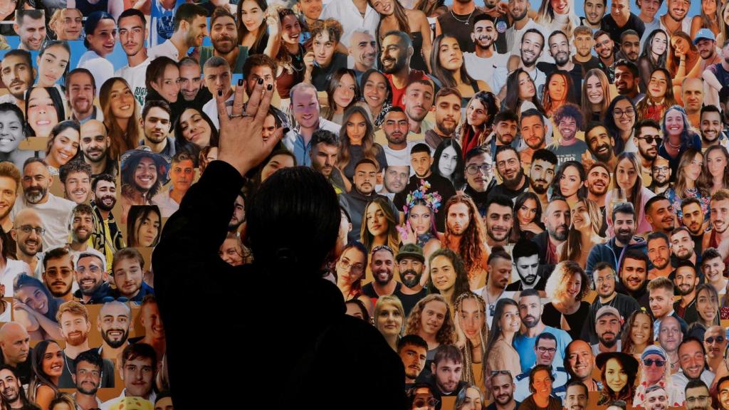 Una persona observa las fotos de los asistentes al festival Nova que fueron víctimas de Hamás el 7 de octubre.