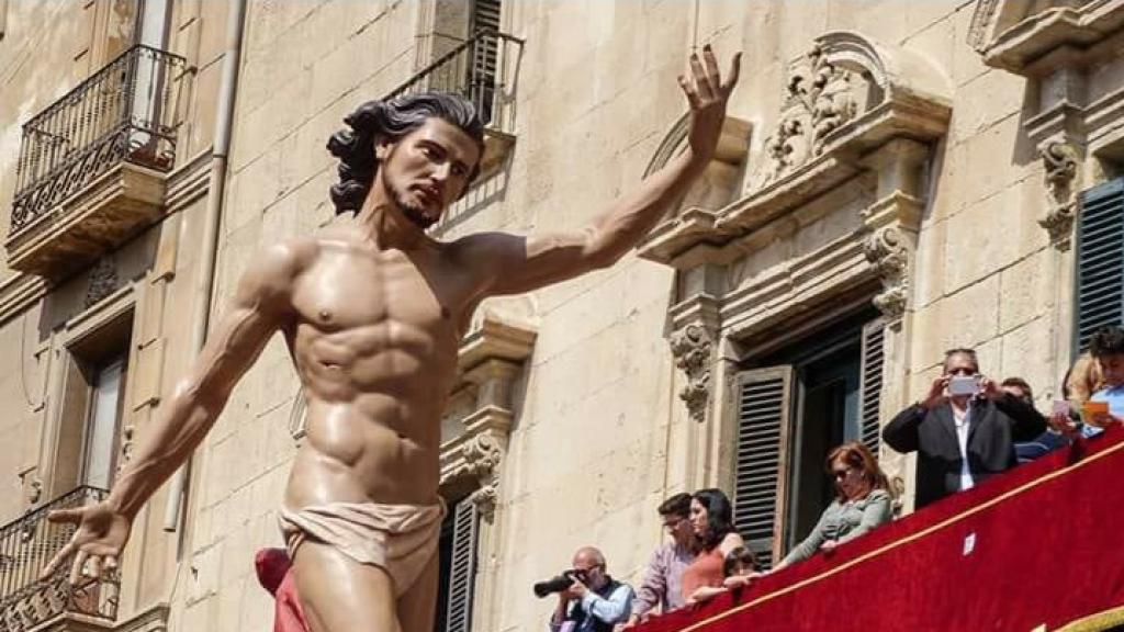 El paso del Cristo Resucitado ante el Ayuntamiento de Alicante.