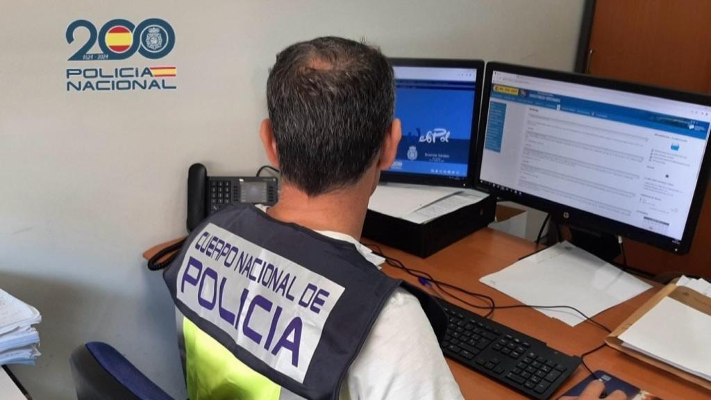 Un investigador de la Policía Nacional, en una imagen de archivo.