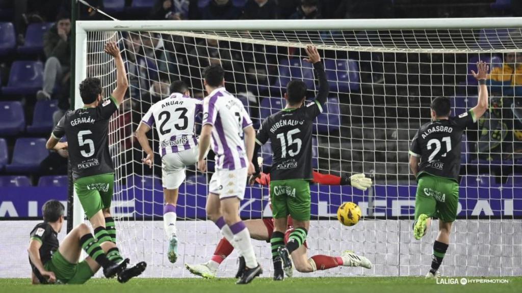 Anuar anota el primer tanto del partido