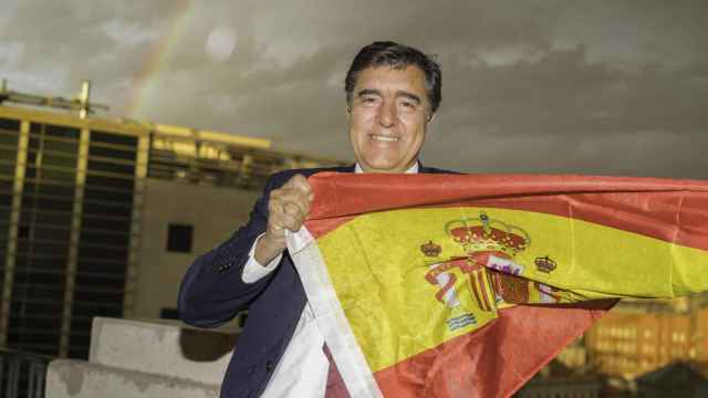 José Antonio Bermúdez de Castro sostiene una bandera de España