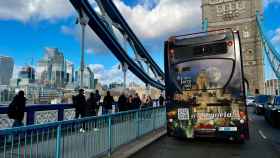 Un autobús turístico de Londres con la imagen de Segovia