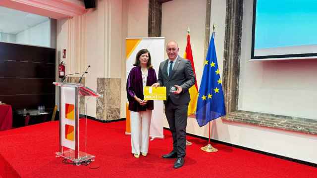 El presidente de la Diputación de Segovia, Miguel Ángel de Vicente, recogiendo el premio de la Agencia Española de Protección de Datos