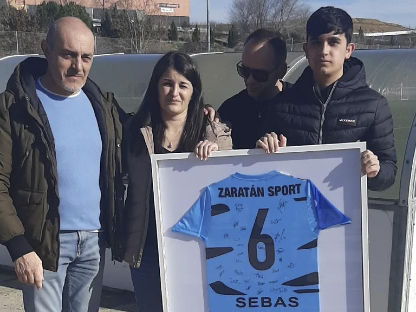 La familia de Sebas recibiendo la camiseta del club