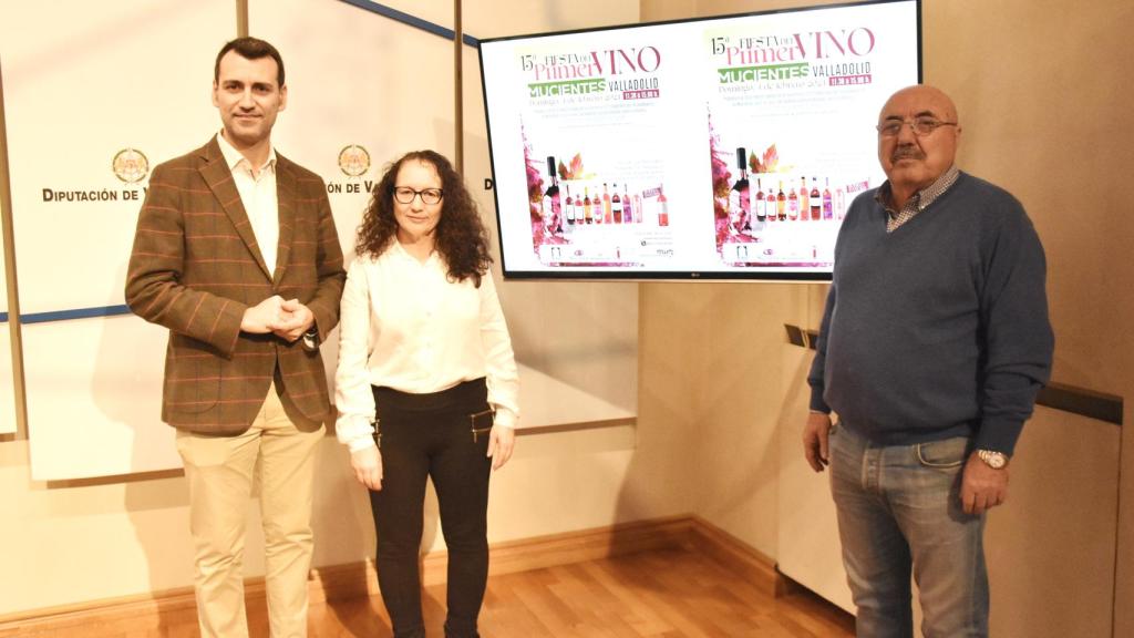 De izquierda a derecha, David Esteban, Ana Belén Prieto, alcaldesa de Mucientes y el teniente de alcalde Félix Alonso Saravia