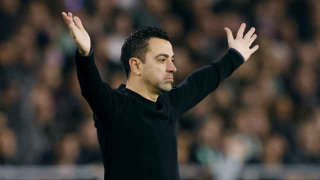 Xavi Hernández realiza un gesto a sus jugadores durante un partido del FC Barcelona.