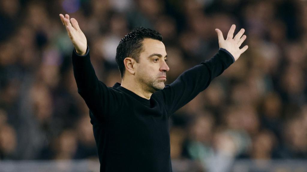 Xavi Hernández realiza un gesto a sus jugadores durante un partido del FC Barcelona.