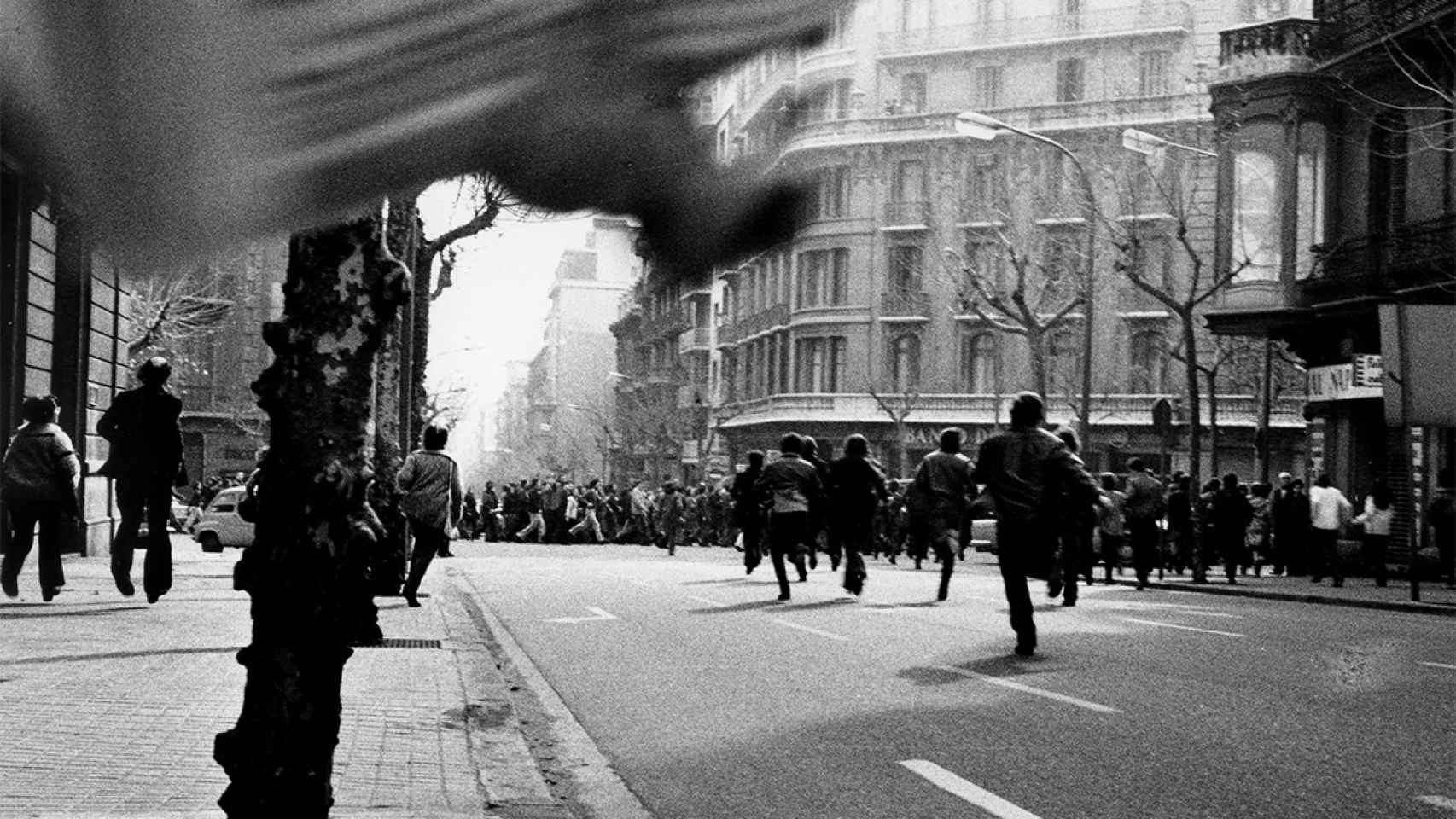 Pilar Aymerich: 'Personas huyendo de un cordón policial', 1976. De la serie “Los ojos que espían”. © Pilar Aymerich