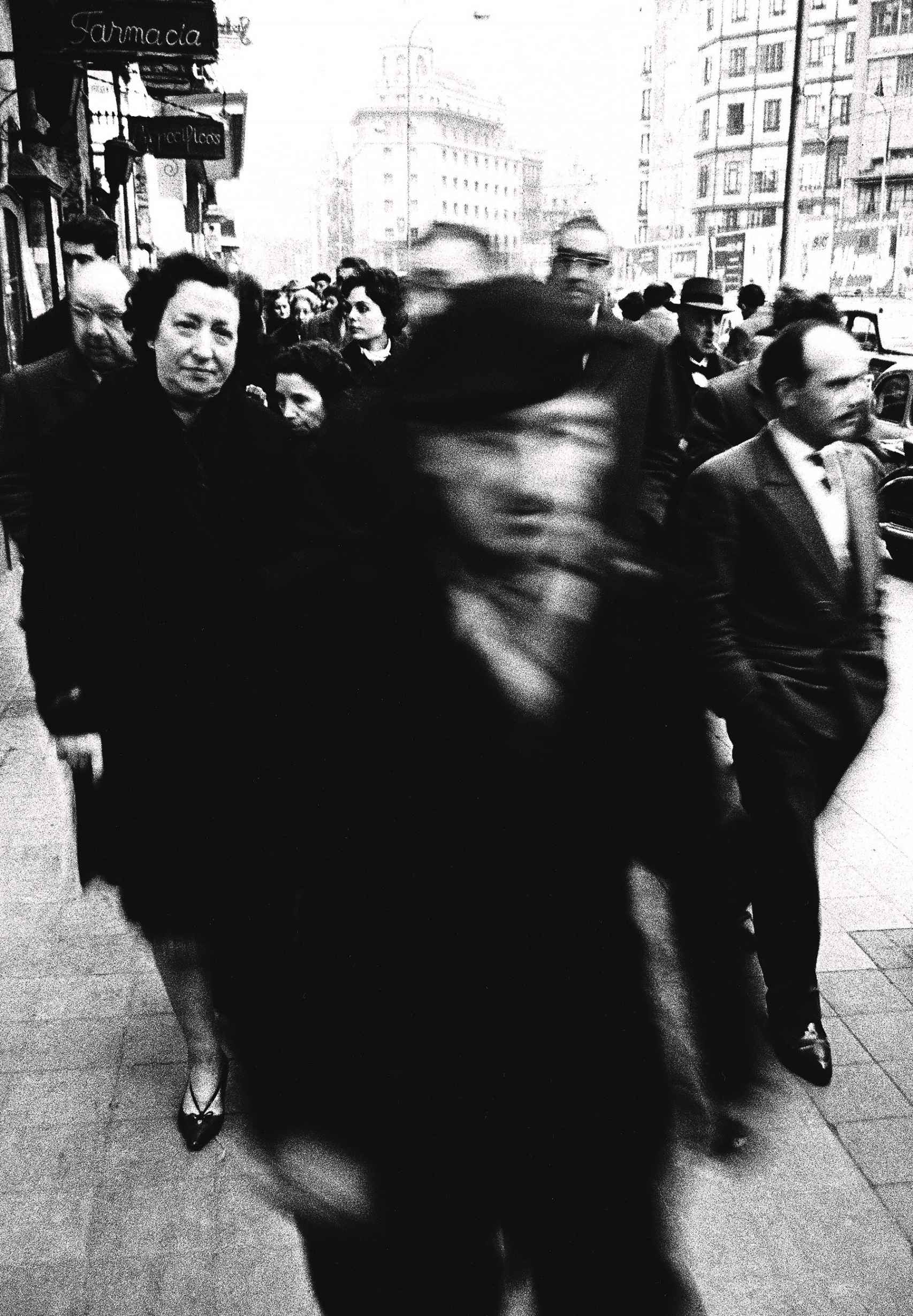 Xavier Miserachs: 'Calle Pelayo, Barcelona', 1962 De la serie “Barcelona blanc i negre”. © Herederas Xavier Miserachs