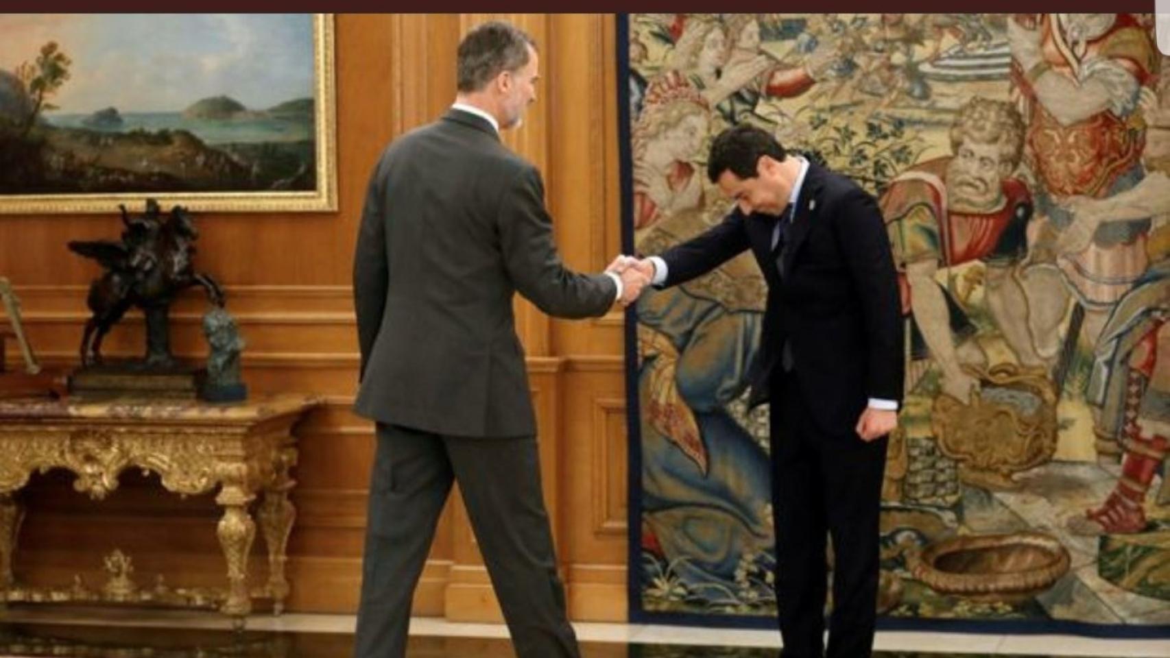 La reverencia de Juanma Moreno al rey Felipe VI en el palacio de la Zarzuela que se hizo viral en 2019