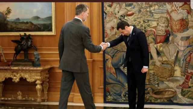 La reverencia de Juanma Moreno al rey Felipe VI en el palacio de la Zarzuela que se hizo viral en 2019