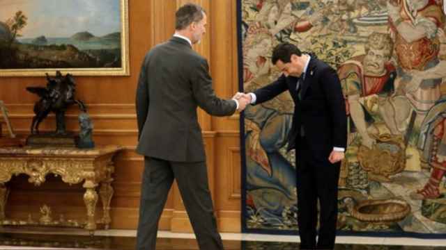 La reverencia de Juanma Moreno al rey Felipe VI en el palacio de la Zarzuela que se hizo viral en 2019