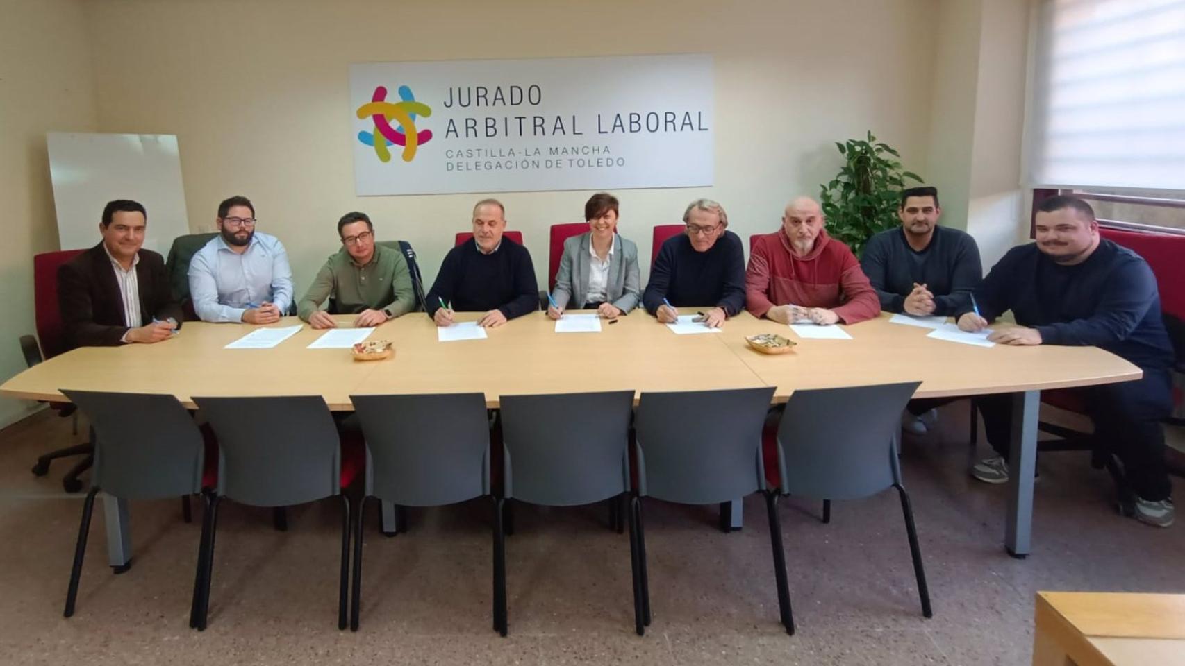 Firma del convenio. Foto: CCOO Toledo.