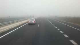 Imagen de archivo de una carretera con niebla.