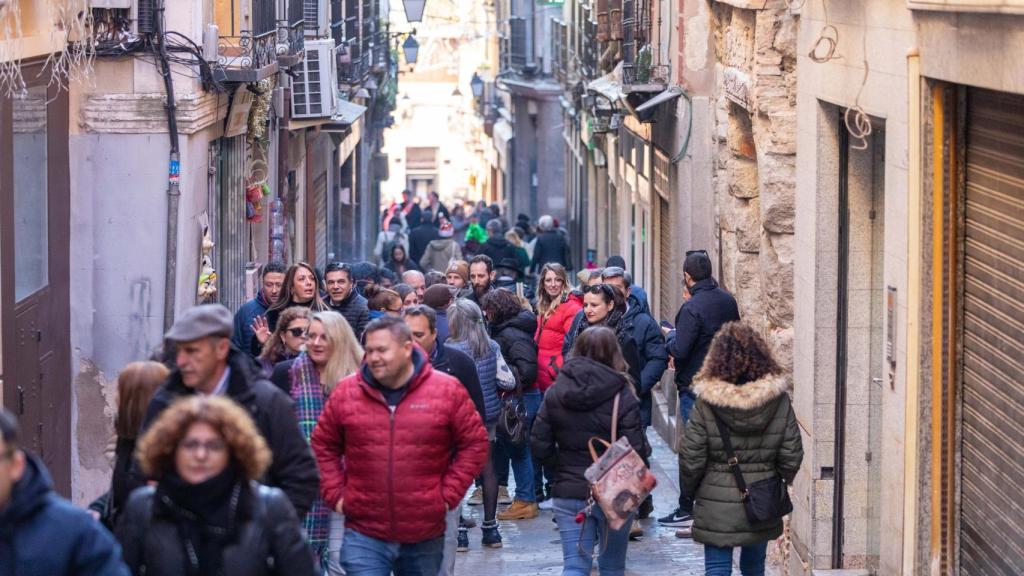 Turistas caminando por Toledo.