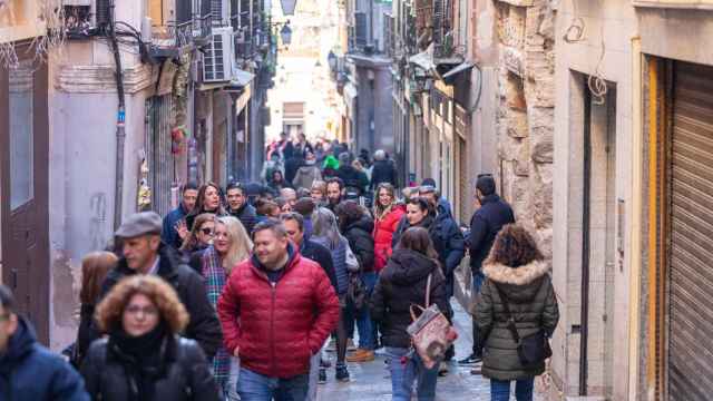 Turistas caminando por Toledo. / Foto: Javier Longobardo.