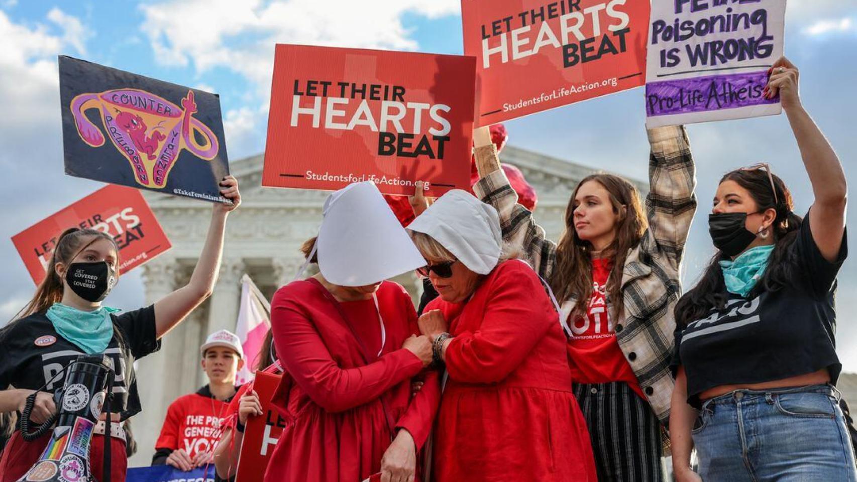 Dos manifestaciones (una proaborto y otra antiaborto) convergen en Washington en noviembre de 2021.