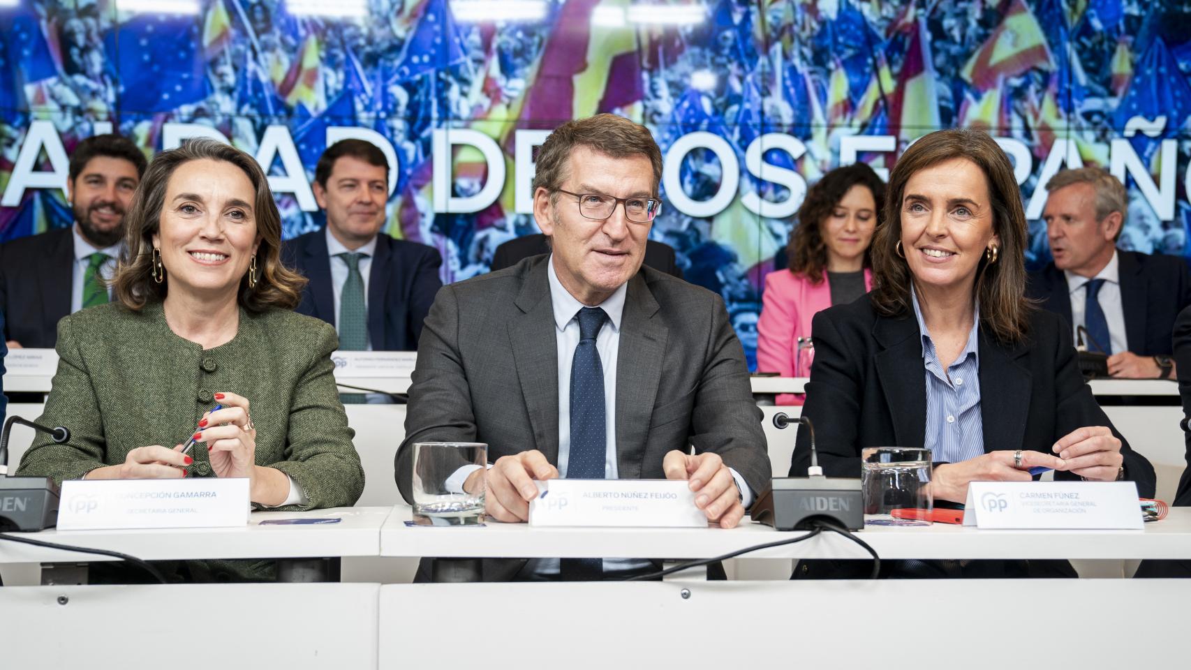 Feijóo, junto a Cuca Gamarra y Carmen Fúnez, en la Junta Directiva Nacional del PP, este lunes.