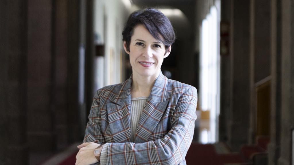 La candidata del BNG a la Presidencia de la Xunta de Galicia, Ana Pontón, en los pasillos del Parlamento de Galicia.