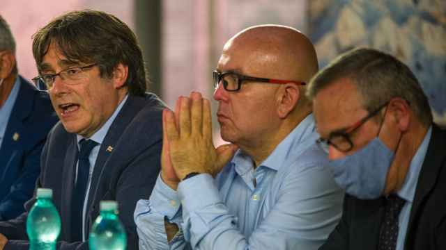 Carles Puigdemont con su abogado, Gonzalo Boye, y Josep Lluís Alay, su ex director de Gabinete.