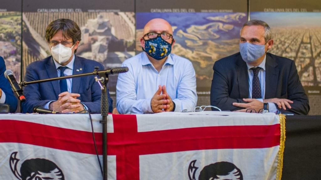 De izquierda a derecha, Carles Puigdemont, su abogado, Gonzalo Boye, y Josep Lluís Alay.