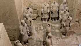 Grupo de guerreros de terracota en una de las fosas del mausoleo.