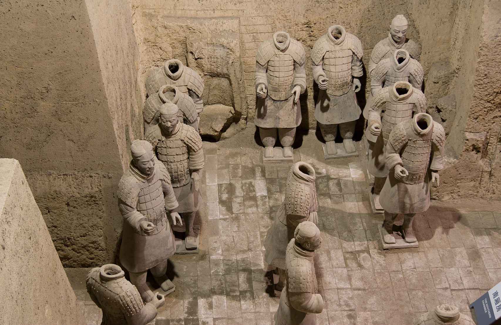 Grupo de guerreros de terracota en una de las fosas del mausoleo.