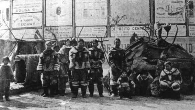 Inuits en la casa de los huesos de ballena del Retiro. 15 de marzo de 1900