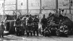 Inuits en la casa de los huesos de ballena del Retiro. 15 de marzo de 1900